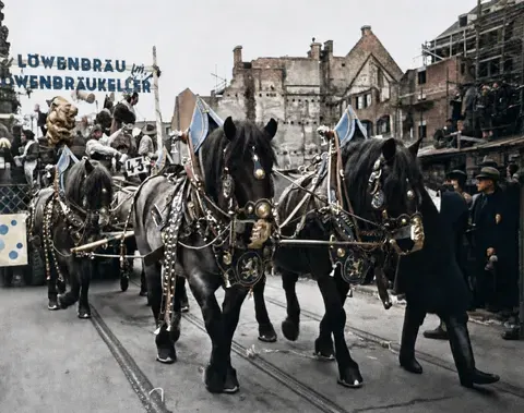 Löwenbräu-Festwagen mit Pferdegespann beim Faschingsumzug, 27. Februar 1949