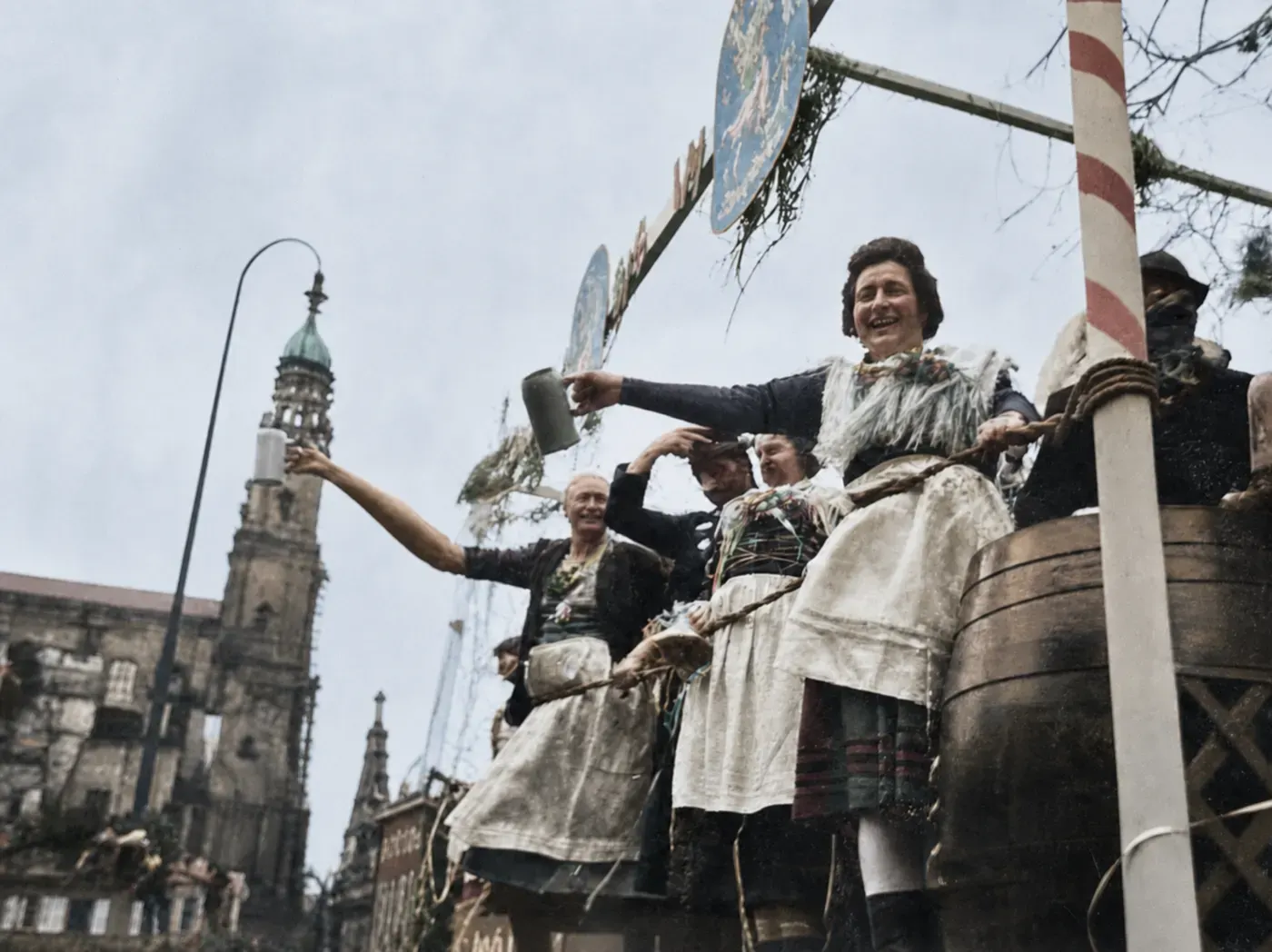Kostümierte Wagenbesatzung mit Bierkrügen beim Faschingsumzug, 27. Februar 1949