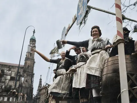 Kostümierte Wagenbesatzung mit Bierkrügen beim Faschingsumzug, 27. Februar 1949