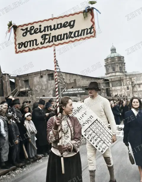 „Heimweg vom Finanzamt“ beim Münchner Faschingsumzug, 27. Februar 1949