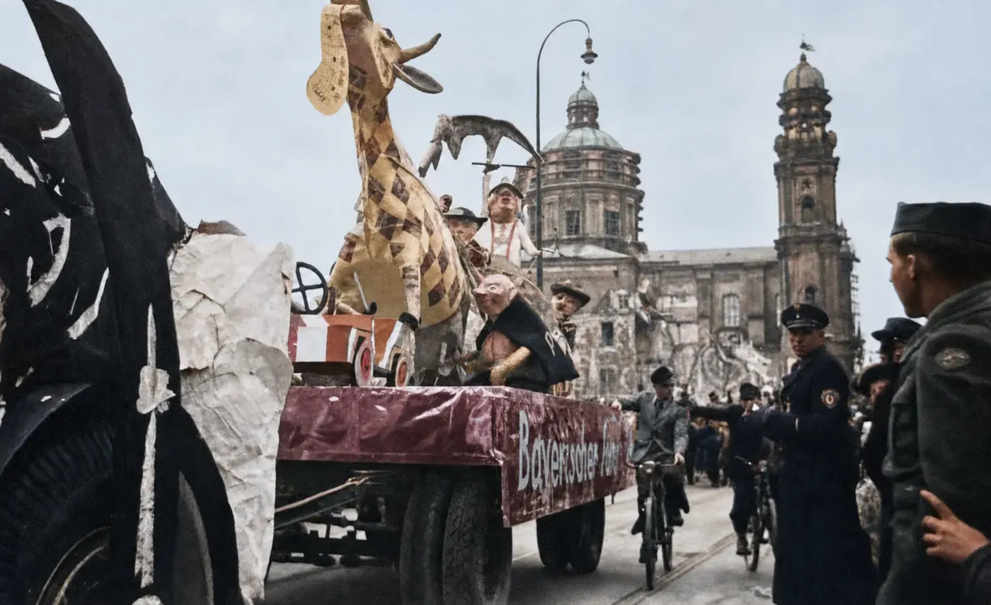 Festwagen mit übergroßen Tierfiguren beim Faschingsumzug, 27. Februar 1949