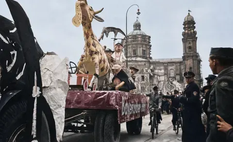 Festwagen mit übergroßen Tierfiguren beim Faschingsumzug, 27. Februar 1949