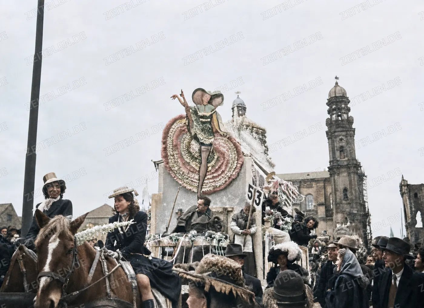 Pferde-Festwagen mit großer Figur beim Münchner Faschingsumzug, 27. Februar 1949