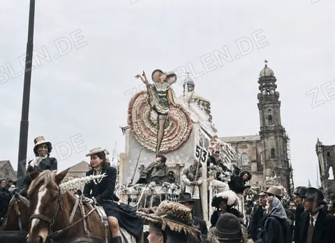 Pferde-Festwagen mit großer Figur beim Münchner Faschingsumzug, 27. Februar 1949