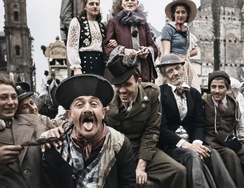 Kostümgruppe auf Festwagen beim Münchner Faschingsumzug, 27. Februar 1949
