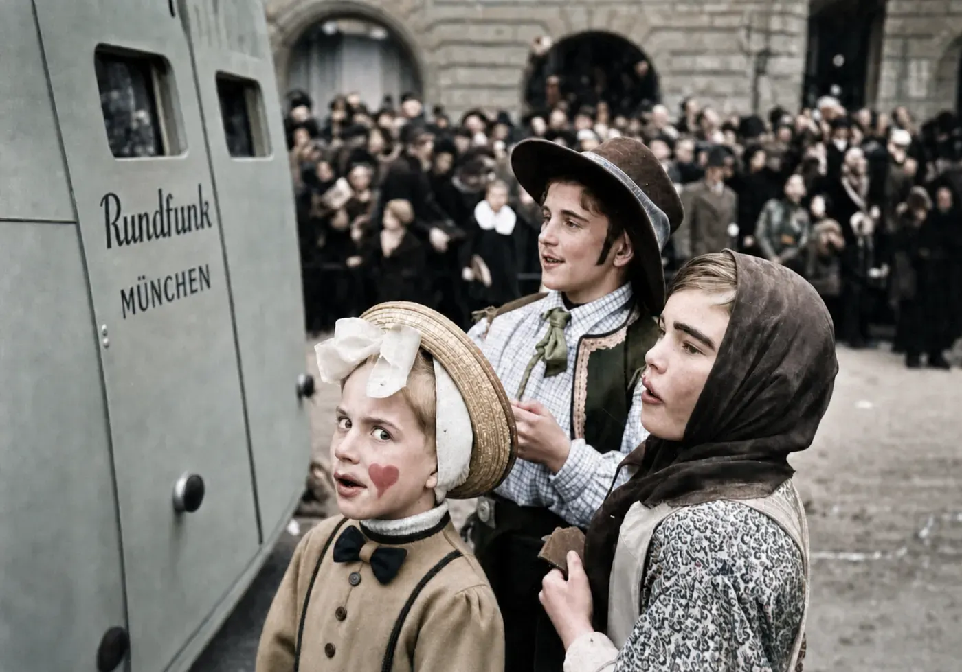 Kostümierte Jugendliche neben Rundfunkwagen beim Faschingsumzug, 27. Februar 1949