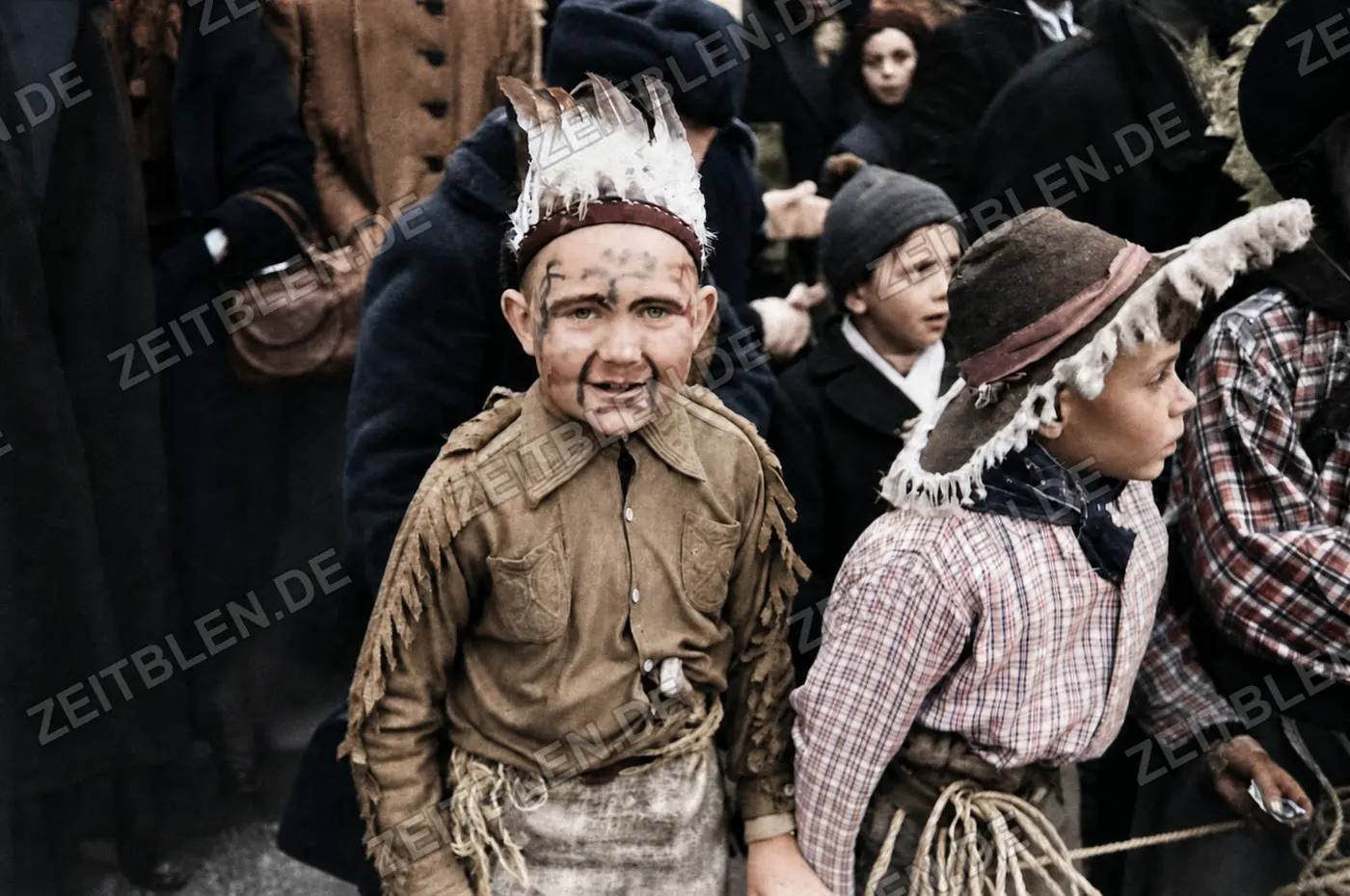 Kinder mit Federkopfschmuck beim Münchner Faschingsumzug, 27. Februar 1949