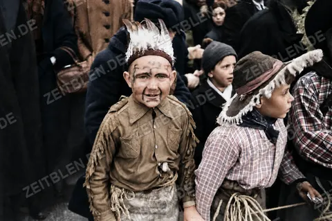 Kinder mit Federkopfschmuck beim Münchner Faschingsumzug, 27. Februar 1949