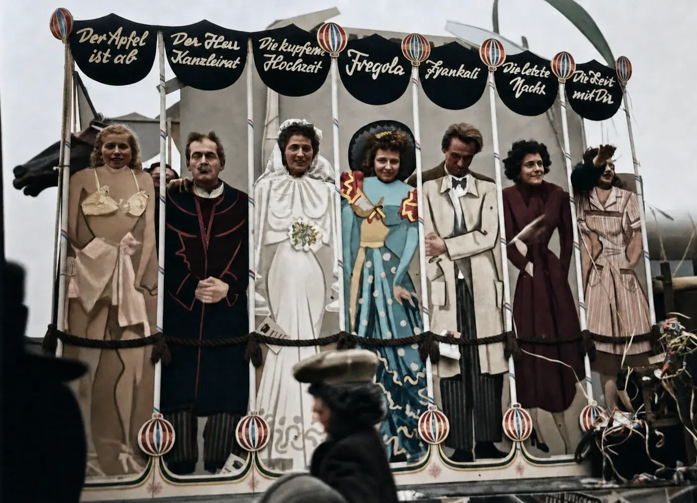 Film- und Titel-Festwagen beim Münchner Faschingsumzug, 27. Februar 1949