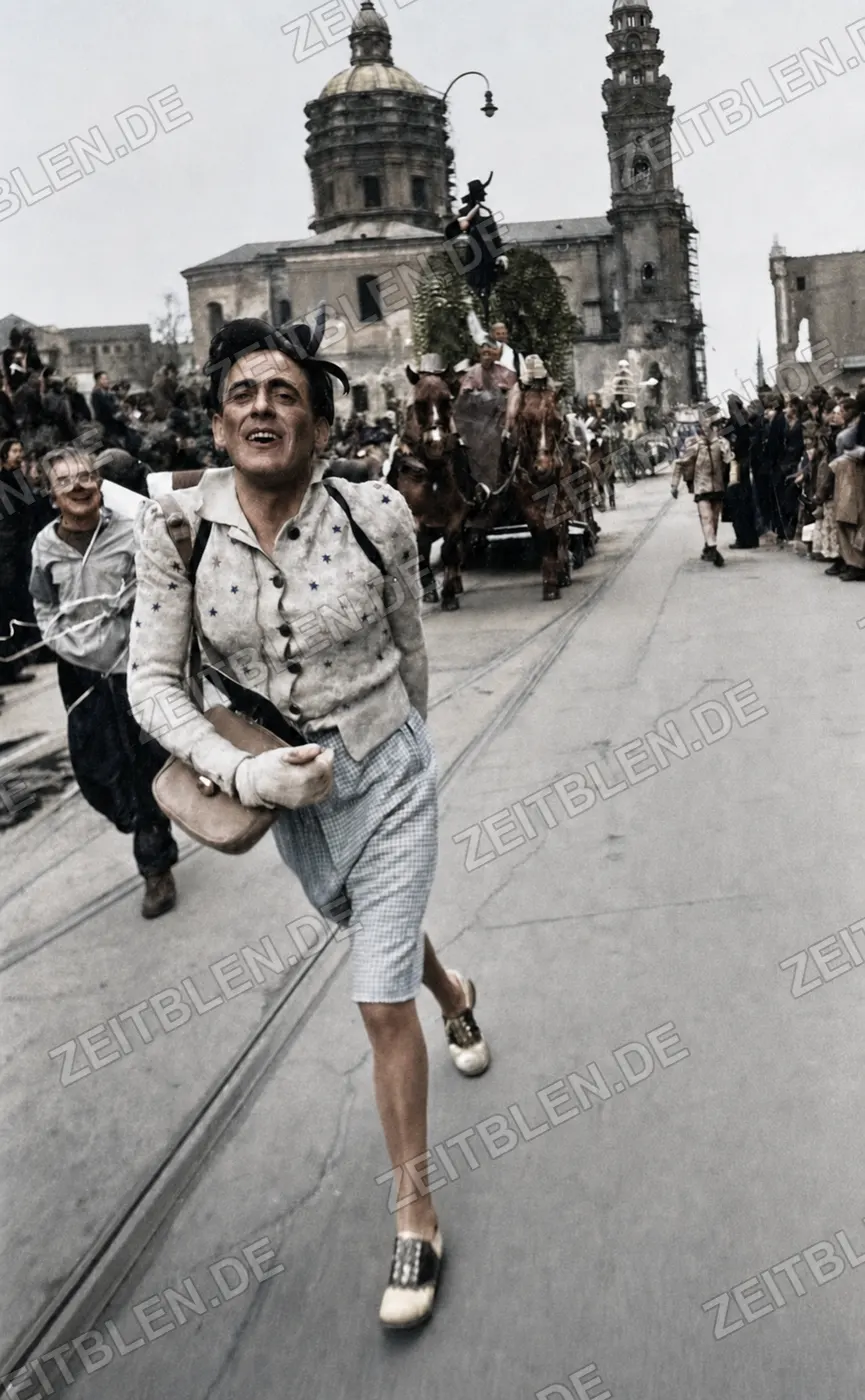 Kostümierte Teilnehmerin vor Kirchtürmen beim Faschingsumzug, 27. Februar 1949