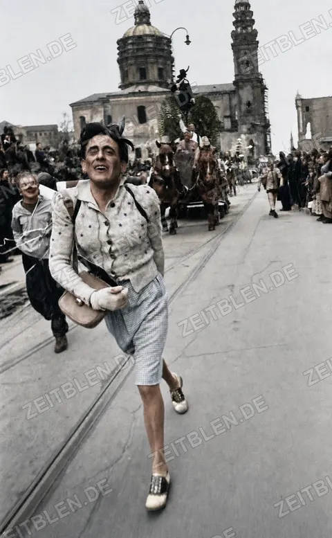 Kostümierte Teilnehmerin vor Kirchtürmen beim Faschingsumzug, 27. Februar 1949