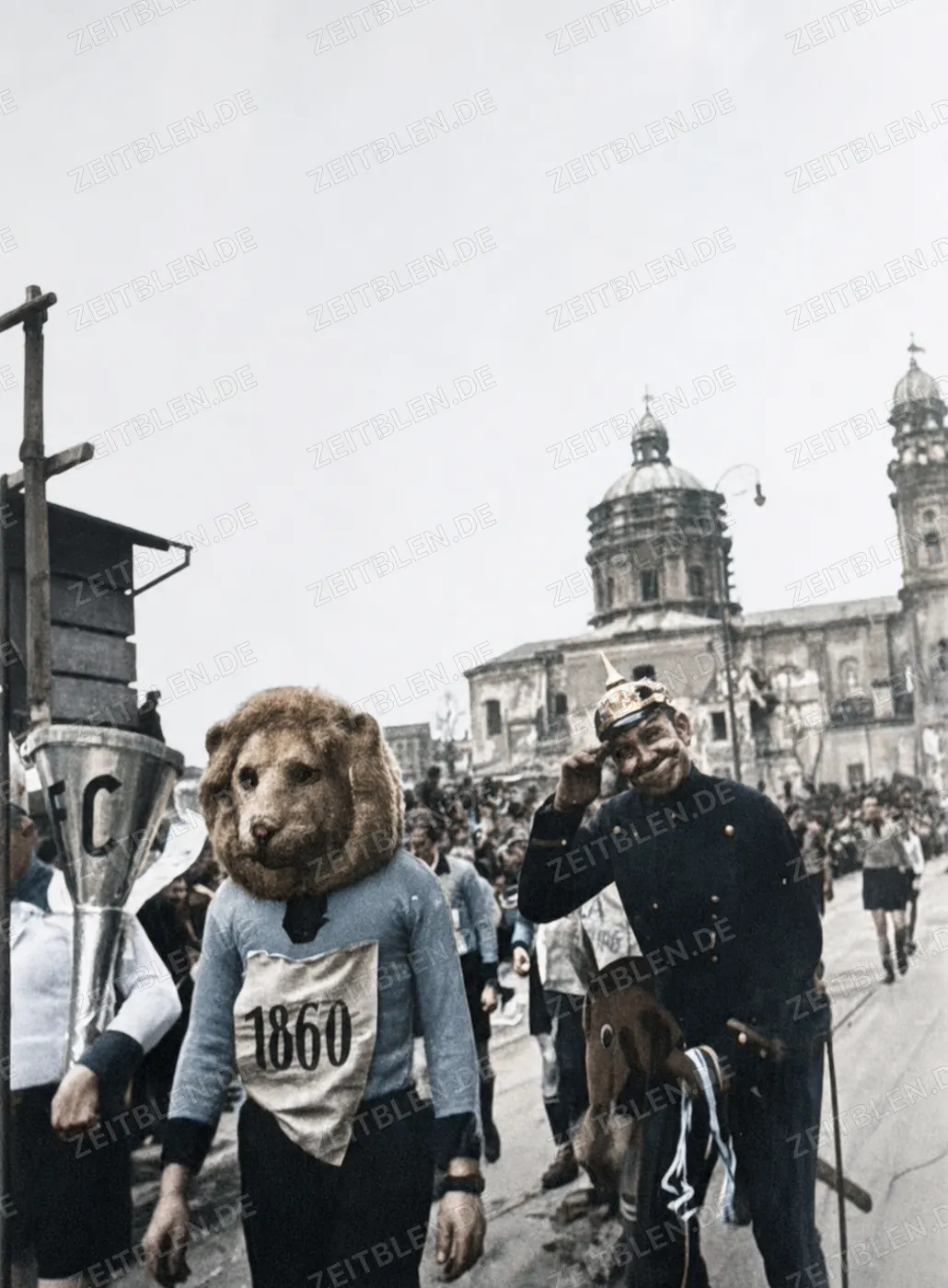 Teilnehmer mit Löwenmaske und „1860“-Schild beim Faschingsumzug, 27. Februar 1949