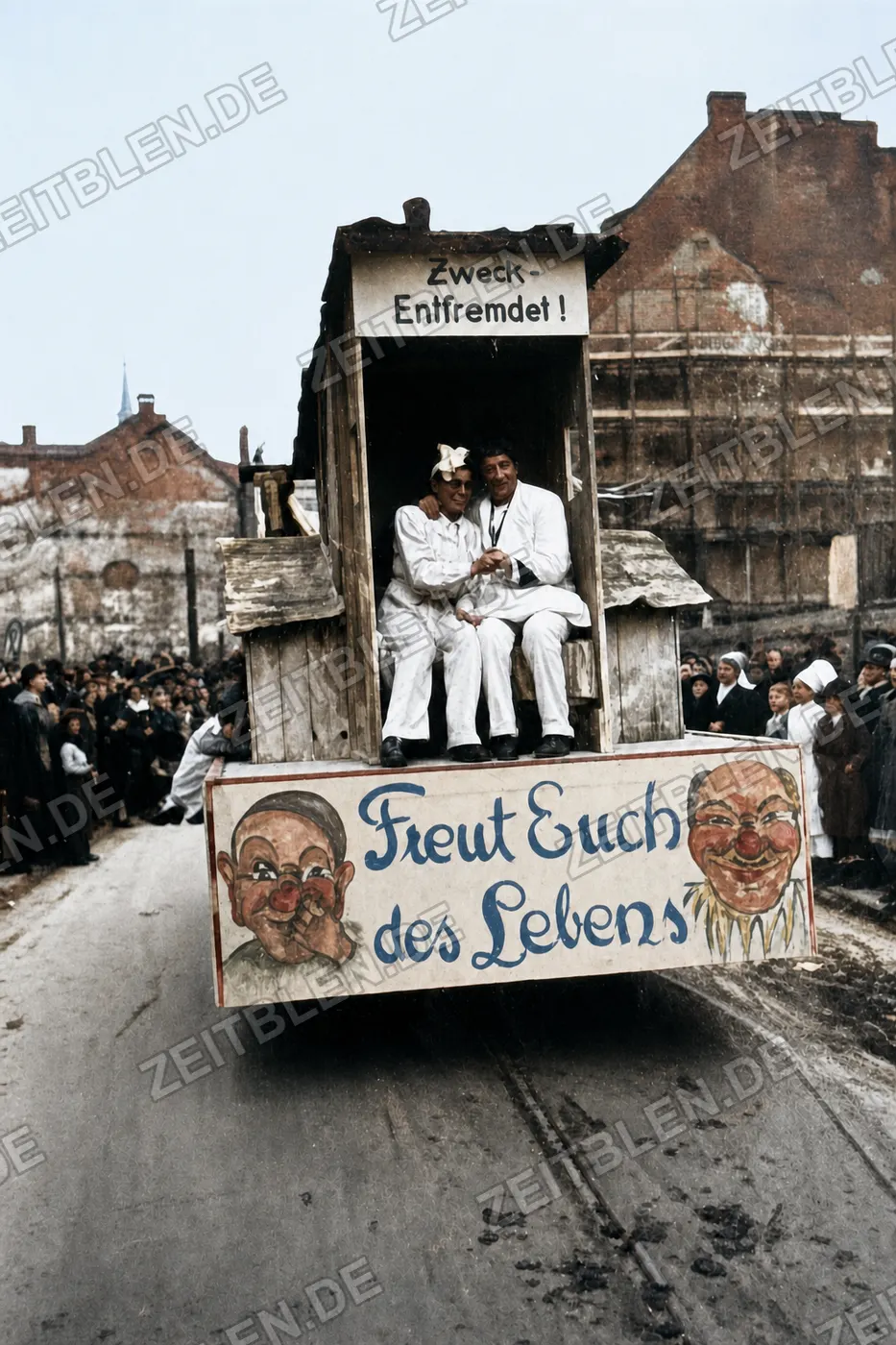 „Zweck-Entfremdet!“ Festwagen beim Münchner Faschingsumzug, 27. Februar 1949