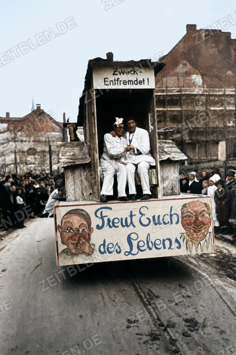 „Zweck-Entfremdet!“ Festwagen beim Münchner Faschingsumzug, 27. Februar 1949