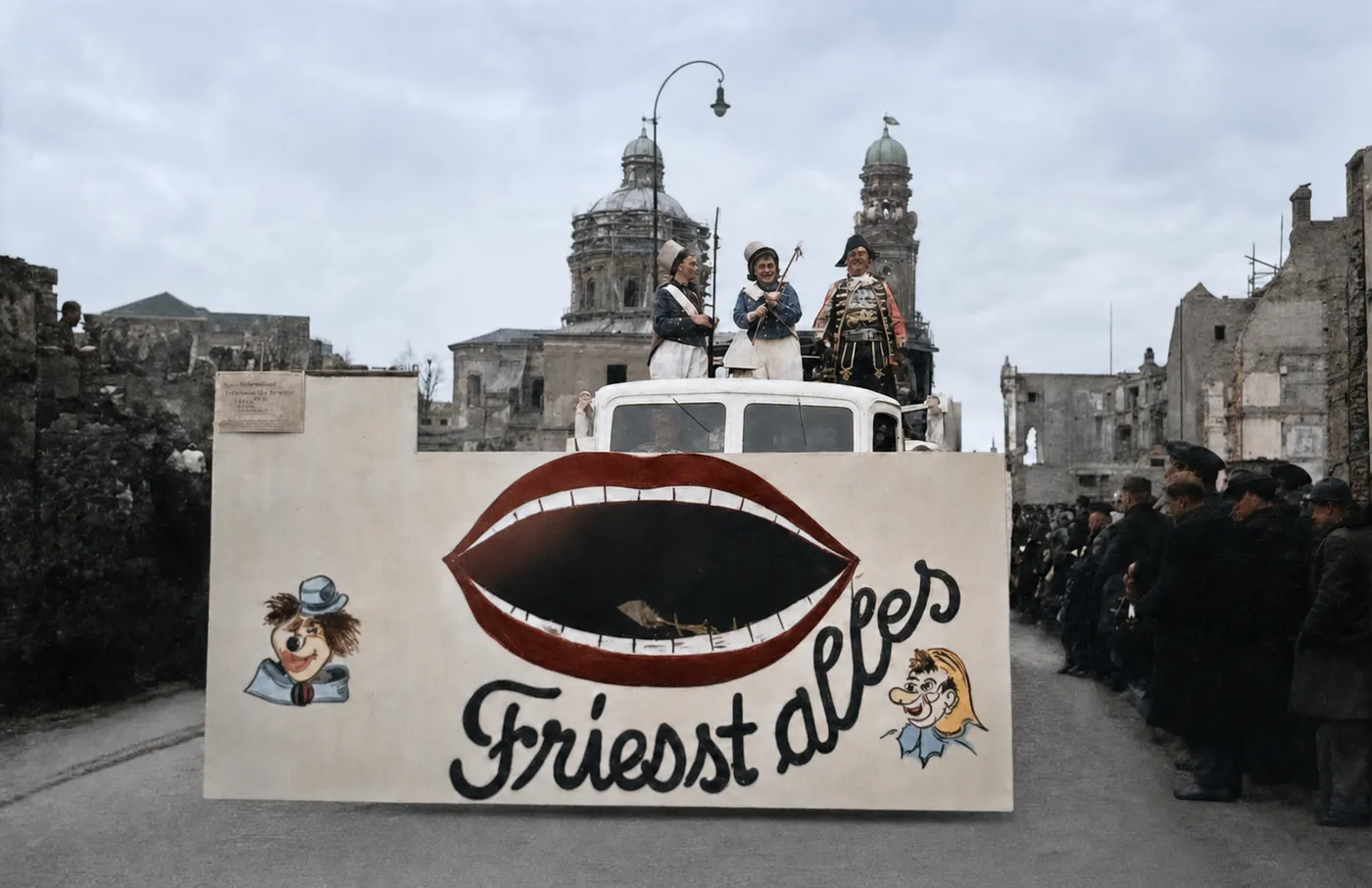 „Friesst alles“-Festwagen beim Münchner Faschingsumzug, 27. Februar 1949