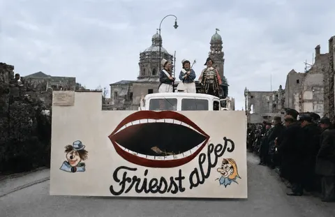 „Friesst alles“-Festwagen beim Münchner Faschingsumzug, 27. Februar 1949