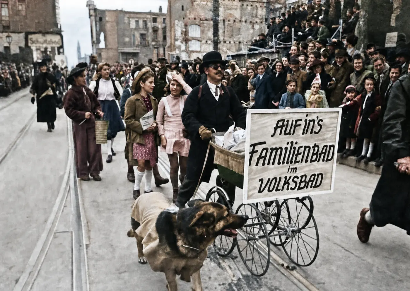 „Auf in’s Familienbad im Volksbad“ beim Münchner Faschingsumzug, 27. Februar 1949