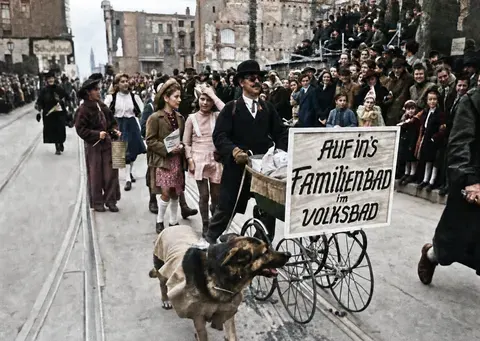 „Auf in’s Familienbad im Volksbad“ beim Münchner Faschingsumzug, 27. Februar 1949