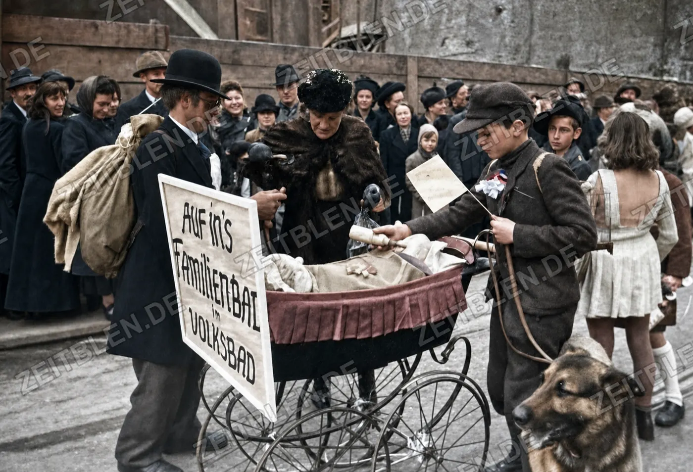 Kinderwagen mit „Auf in’s Familienbad Volksbad“ beim Faschingsumzug, 27. Februar 1949