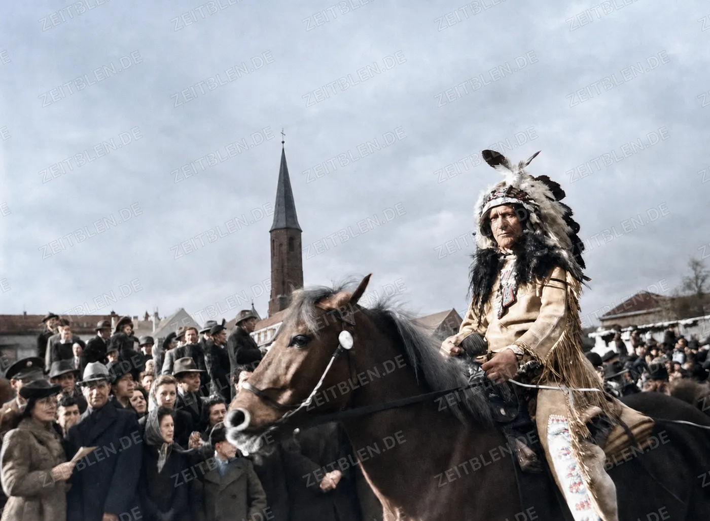 Reiter mit Federkopfschmuck beim Münchner Faschingsumzug, 27. Februar 1949