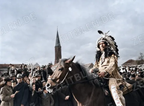 Reiter mit Federkopfschmuck beim Münchner Faschingsumzug, 27. Februar 1949