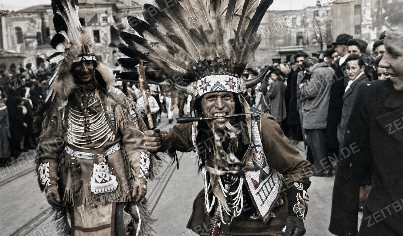 Teilnehmer mit Federkopfschmuck beim Münchner Faschingsumzug, 27. Februar 1949