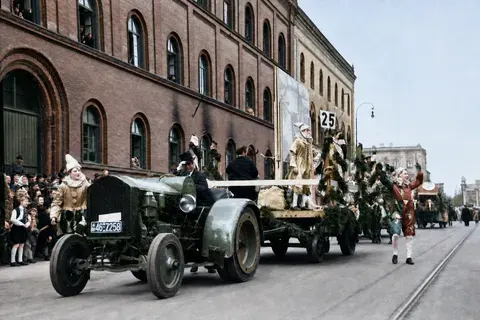 Traktor mit Festwagen 25 beim Münchner Faschingsumzug, 27. Februar 1949