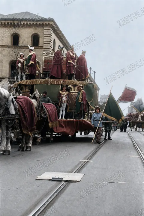 Burgartiger Festwagen beim Münchner Faschingsumzug, 27. Februar 1949