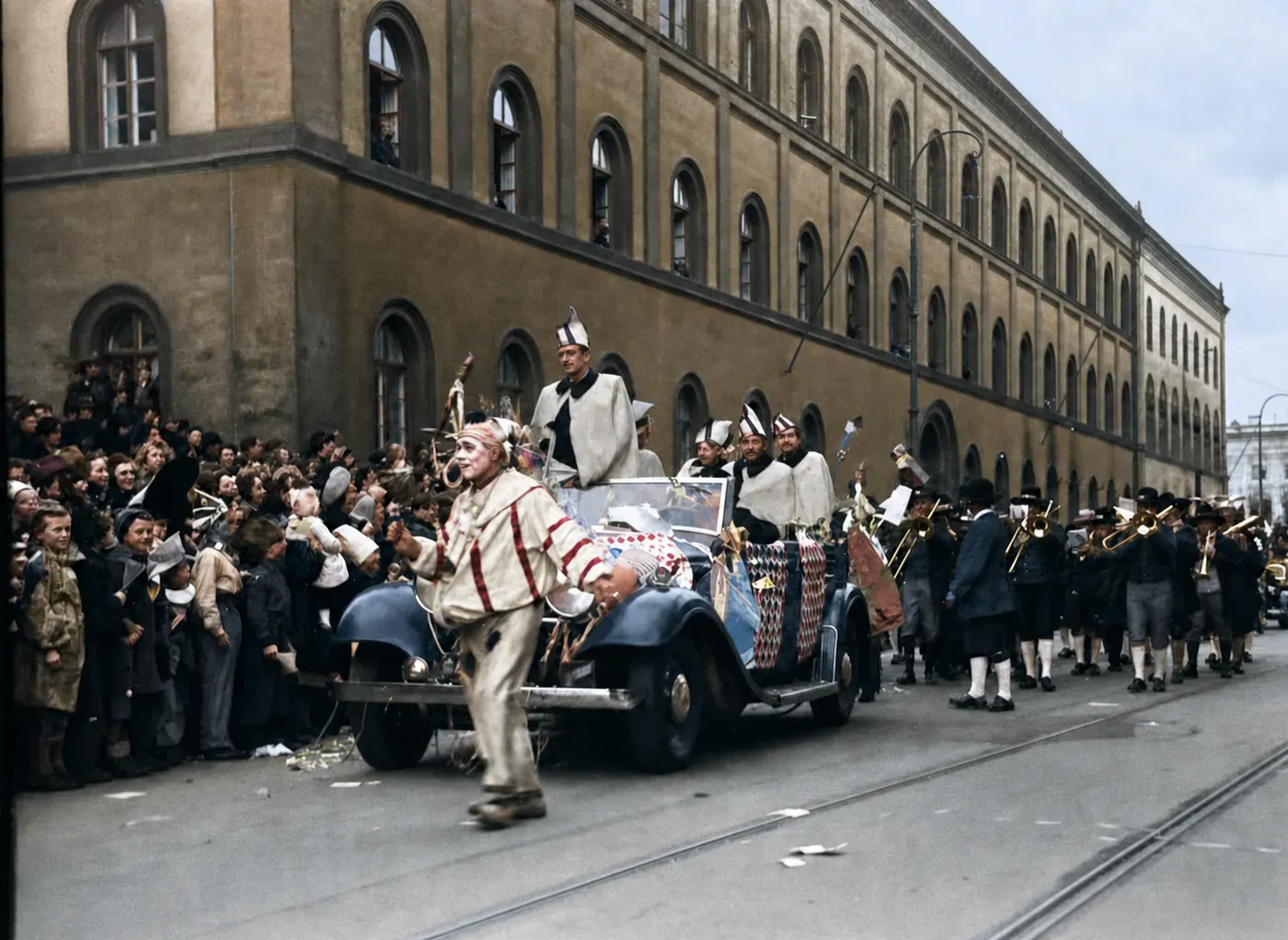 Narrenkostüme und Blaskapelle beim Münchner Faschingsumzug, 27. Februar 1949