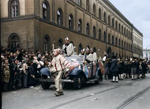 Narrenkostüme und Blaskapelle beim Münchner Faschingsumzug, 27. Februar 1949