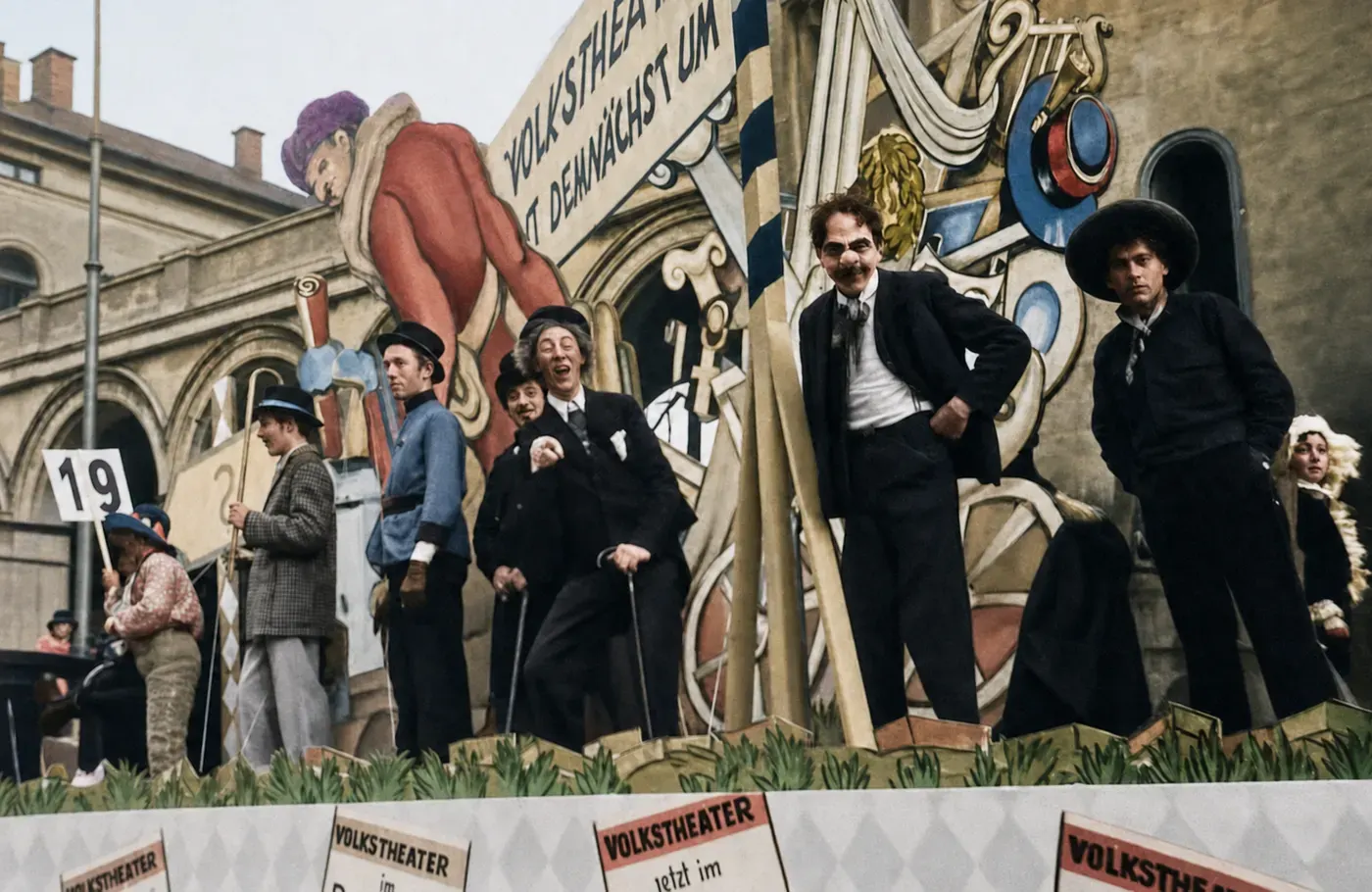 Volkstheater-Festwagen 19 beim Münchner Faschingsumzug, 27. Februar 1949