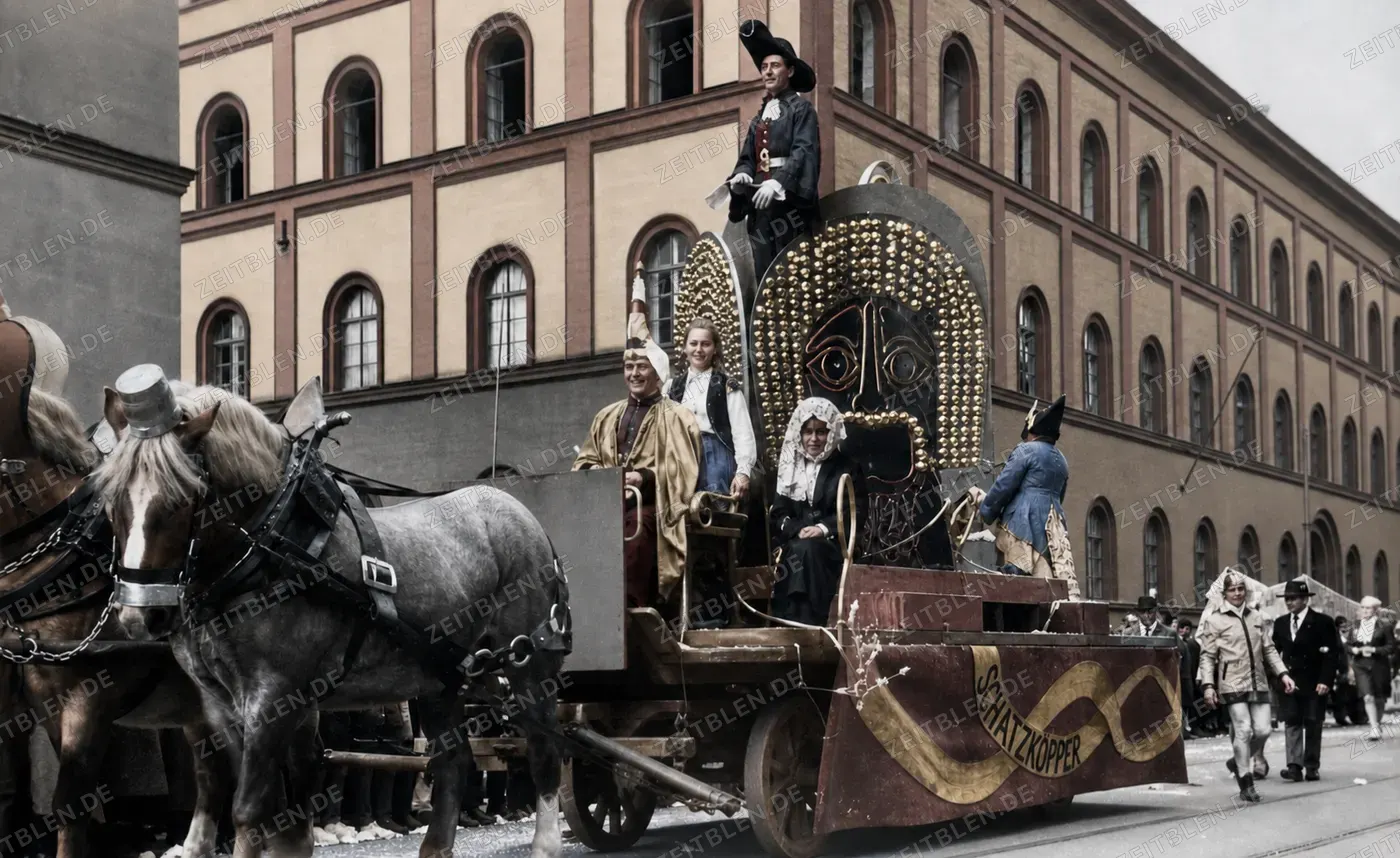Pferdegezogener Masken-Festwagen beim Münchner Faschingsumzug, 27. Februar 1949