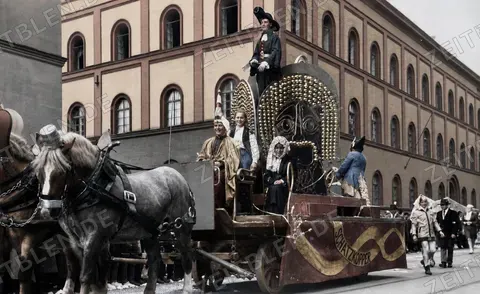 Pferdegezogener Masken-Festwagen beim Münchner Faschingsumzug, 27. Februar 1949