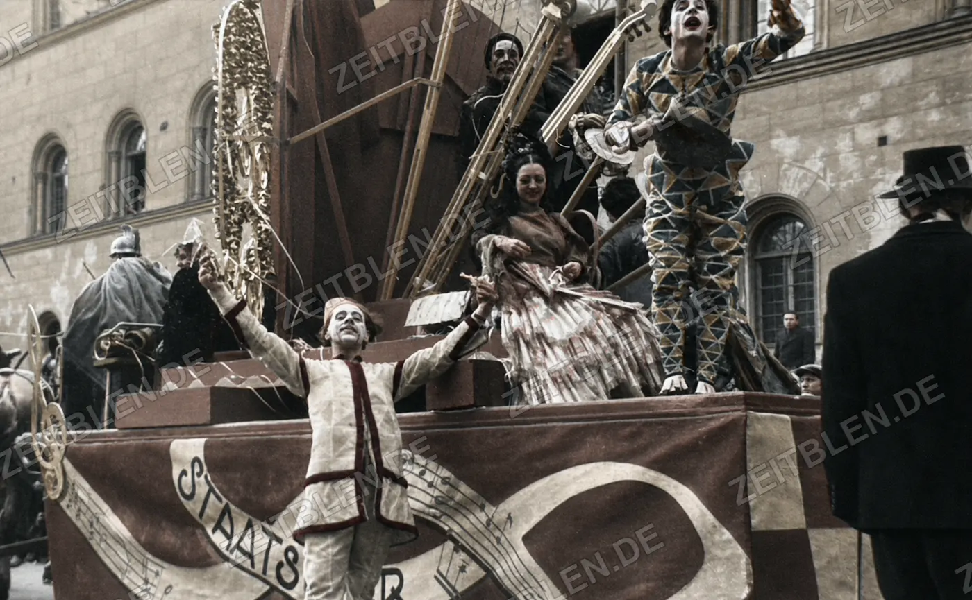 Musik- und Theater-Festwagen beim Münchner Faschingsumzug, 27. Februar 1949