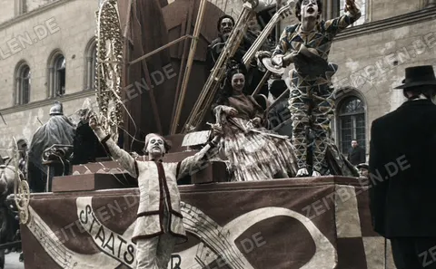 Musik- und Theater-Festwagen beim Münchner Faschingsumzug, 27. Februar 1949