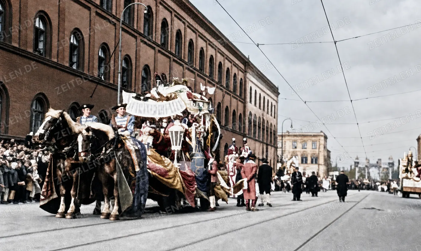 Pferdegezogener Festwagen auf breiter Straße beim Münchner Faschingsumzug, 27. Februar 194