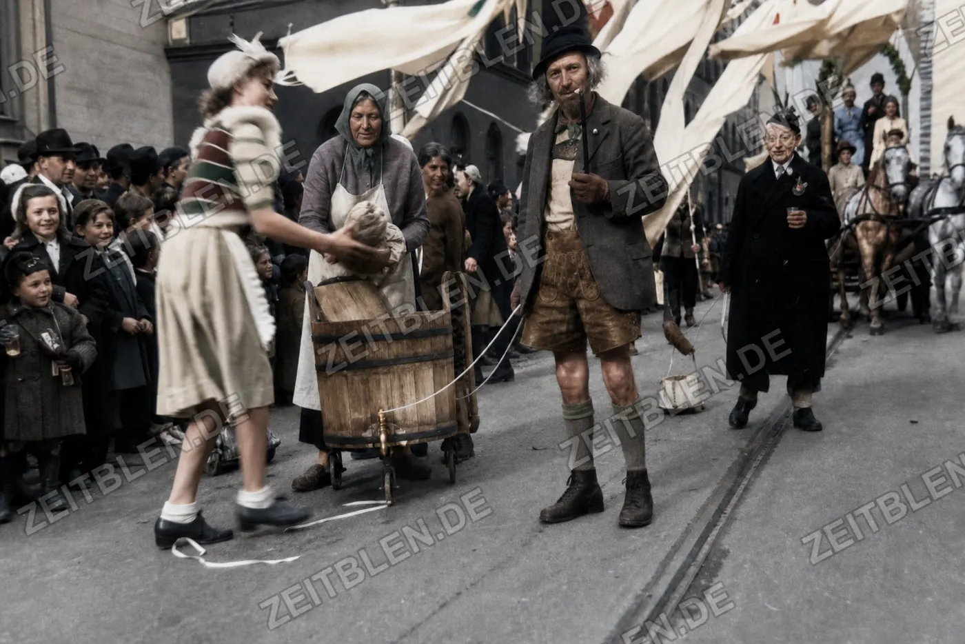 Kostümgruppe mit Holzbottich beim Münchner Faschingsumzug, 27. Februar 1949