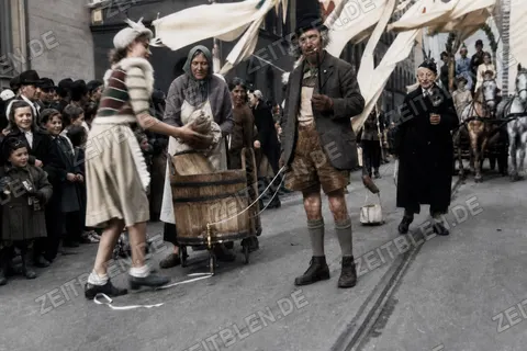 Kostümgruppe mit Holzbottich beim Münchner Faschingsumzug, 27. Februar 1949