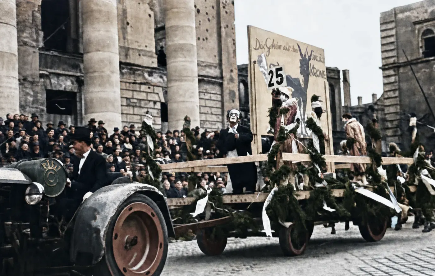 Festwagen 25 vor kriegsbeschädigter Fassade beim Münchner Faschingsumzug, 27. Februar 1949