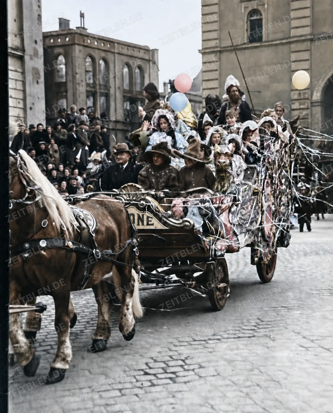Geschmückte Pferdekutsche mit Kindern beim Münchner Faschingsumzug, 27. Februar 1949