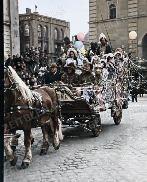 Geschmückte Pferdekutsche mit Kindern beim Münchner Faschingsumzug, 27. Februar 1949