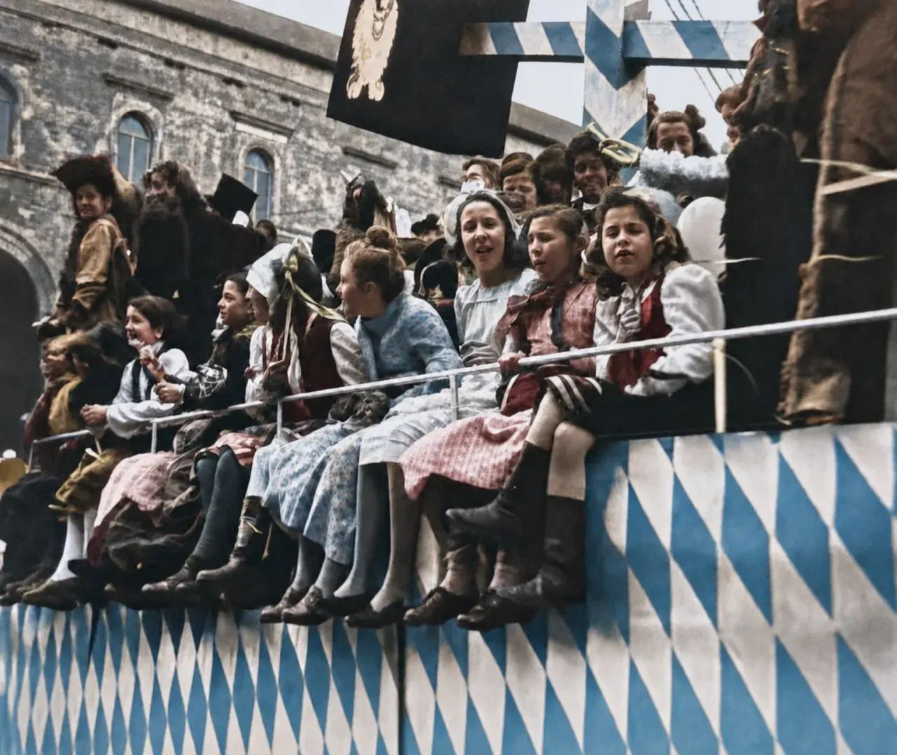 Kostümierte Kinder auf Festwagen beim Münchner Faschingsumzug, 27. Februar 1949