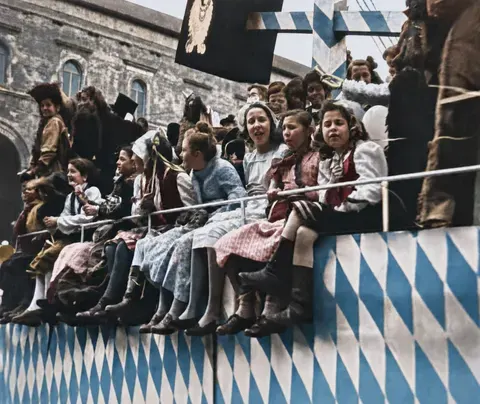 Kostümierte Kinder auf Festwagen beim Münchner Faschingsumzug, 27. Februar 1949