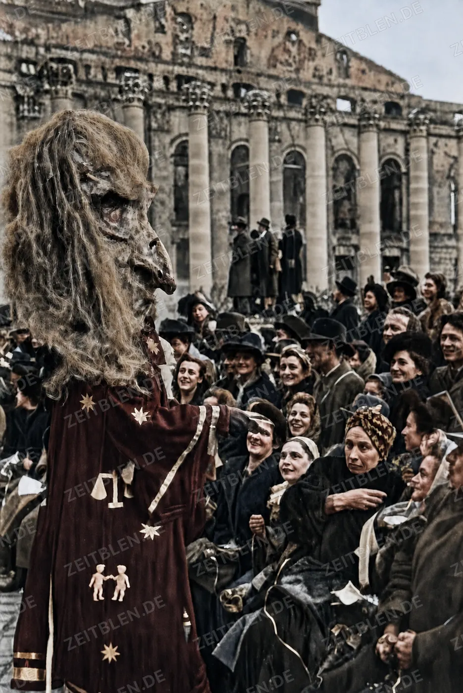Große Maskenfigur im Publikum beim Münchner Faschingsumzug, 27. Februar 1949