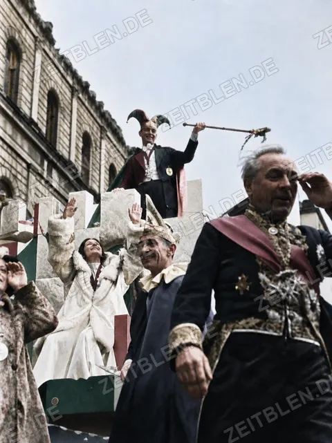 Jester-Figur und kostümierter Offizier beim Münchner Faschingsumzug, 27. Februar 1949