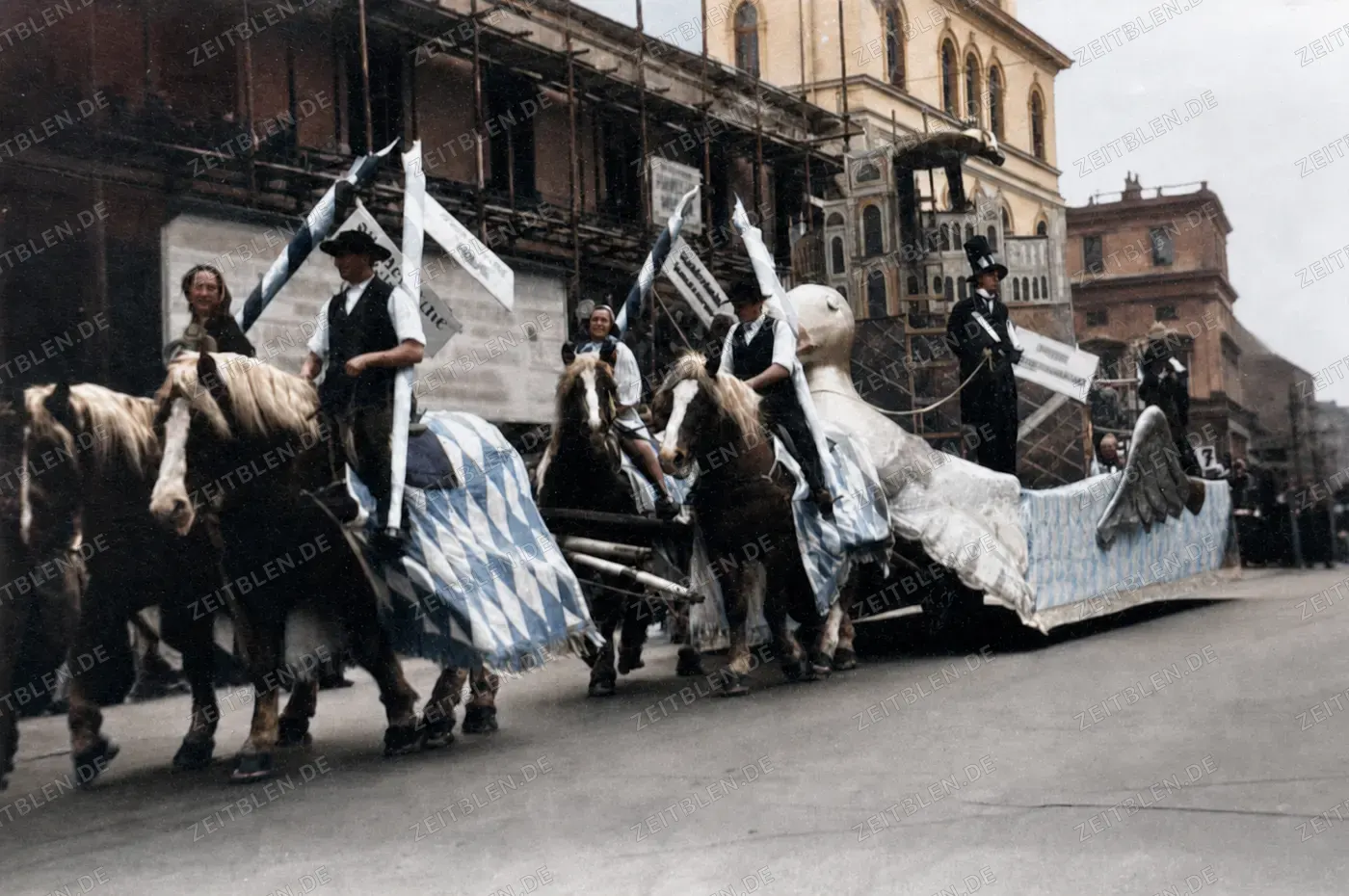 Pferdegezogener Festwagen mit Schwanfigur beim Münchner Faschingsumzug, 27. Februar 1949