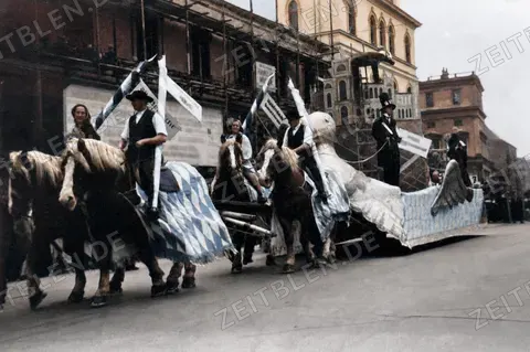 Pferdegezogener Festwagen mit Schwanfigur beim Münchner Faschingsumzug, 27. Februar 1949