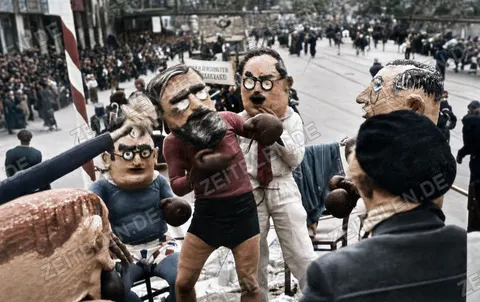 Satirische Karikaturfiguren mit Boxhandschuhen beim Münchner Faschingsumzug, 27. Februar 1949