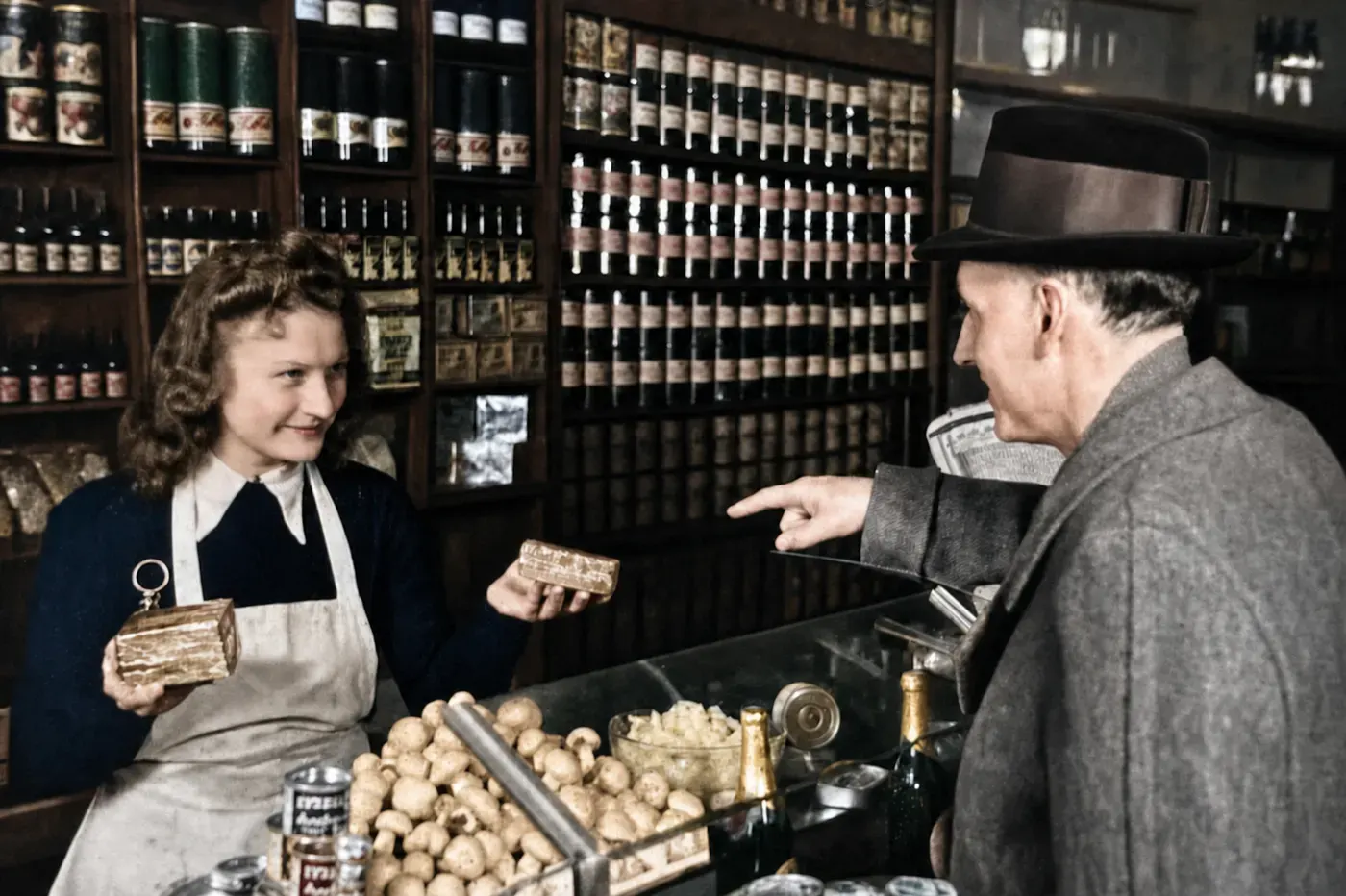 Kundengespräch im Lebensmittelgeschäft Hahn in München, 23. Februar 1949