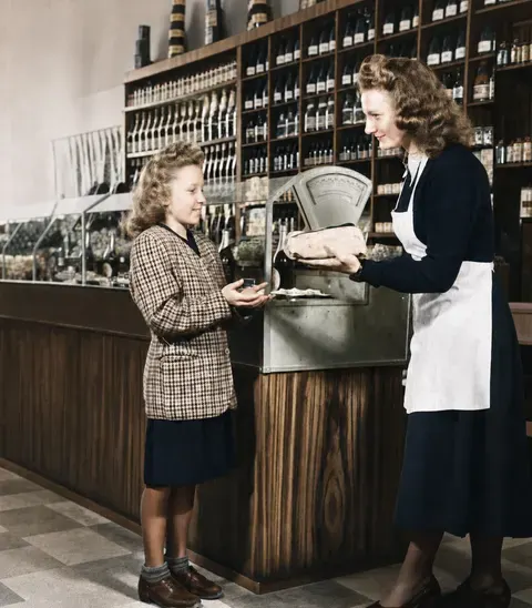 Kind beim Einkauf an der Waage im Lebensmittelgeschäft Hahn, 23. Februar 1949